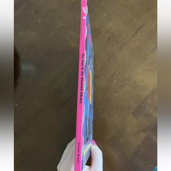 Barbie - The Clue in the Haunted Library 1999 Book - Picture 5 of 5